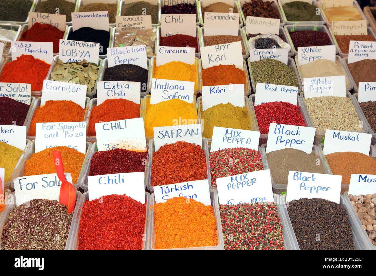 Variedad de especias en el mercado turco Foto de stock