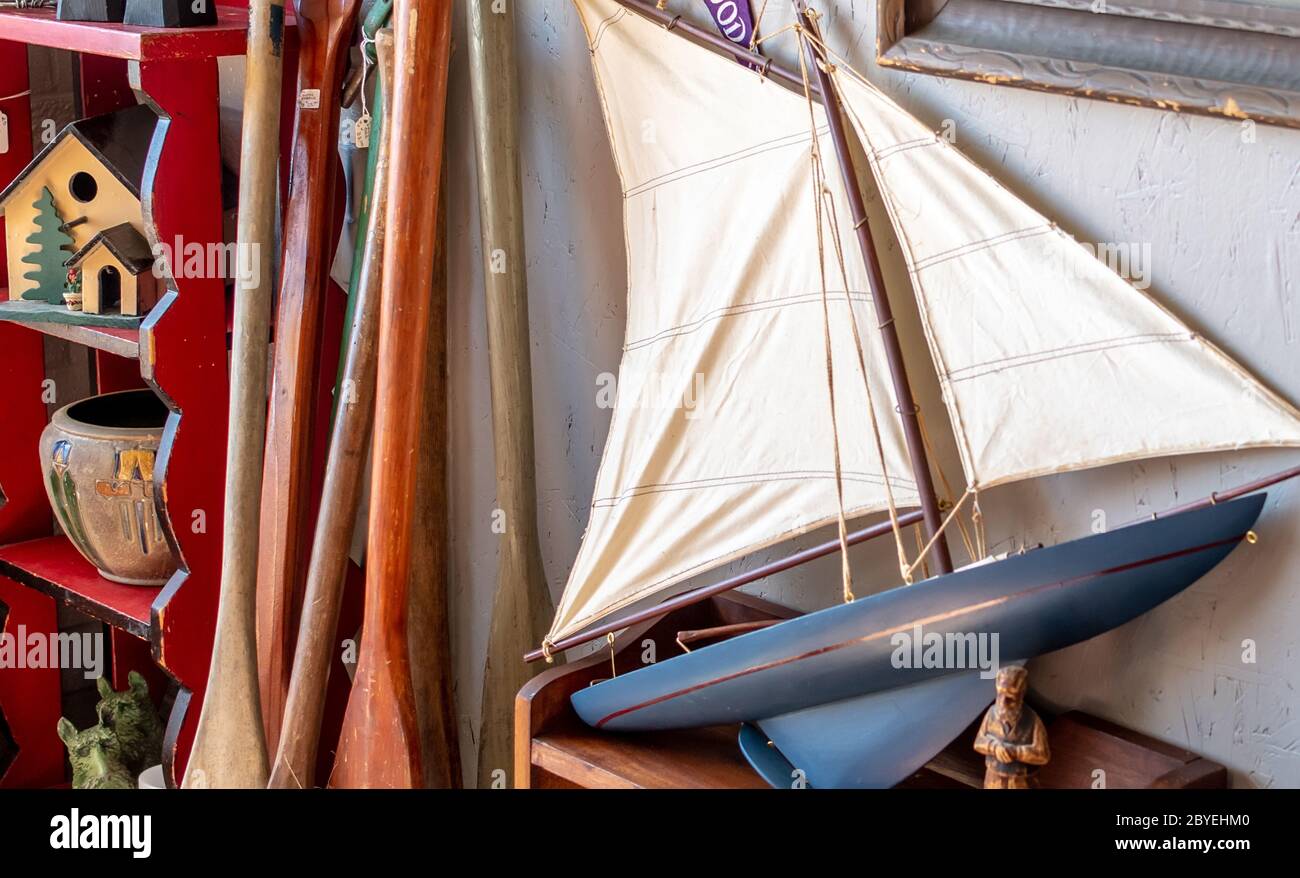 Barco de vela de juguete de madera antigua en una tienda de antigüedades extravagantes Foto de stock