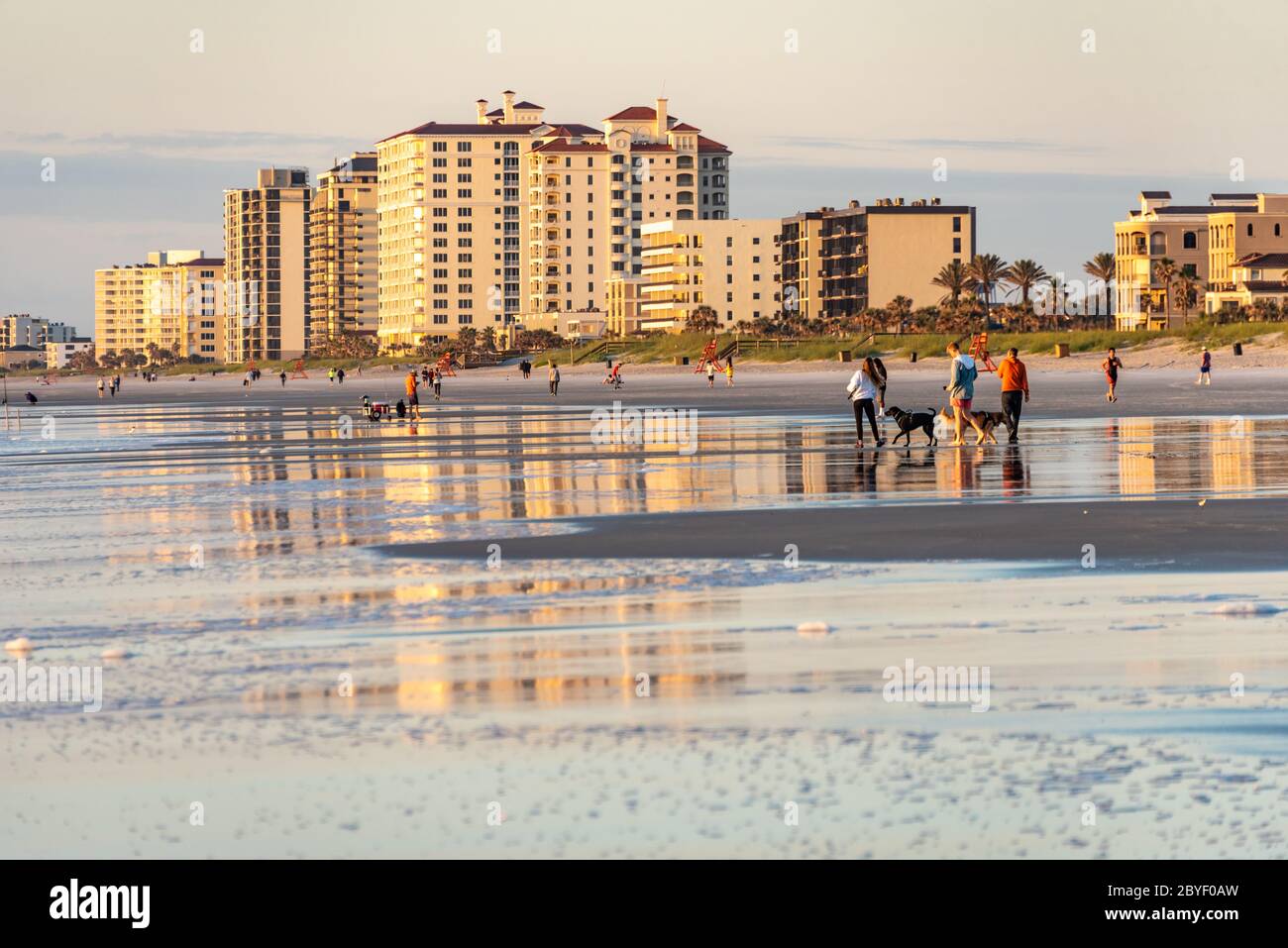 Actividad al amanecer en Jacksonville Beach en el noreste de Florida. (EE.UU.) Foto de stock