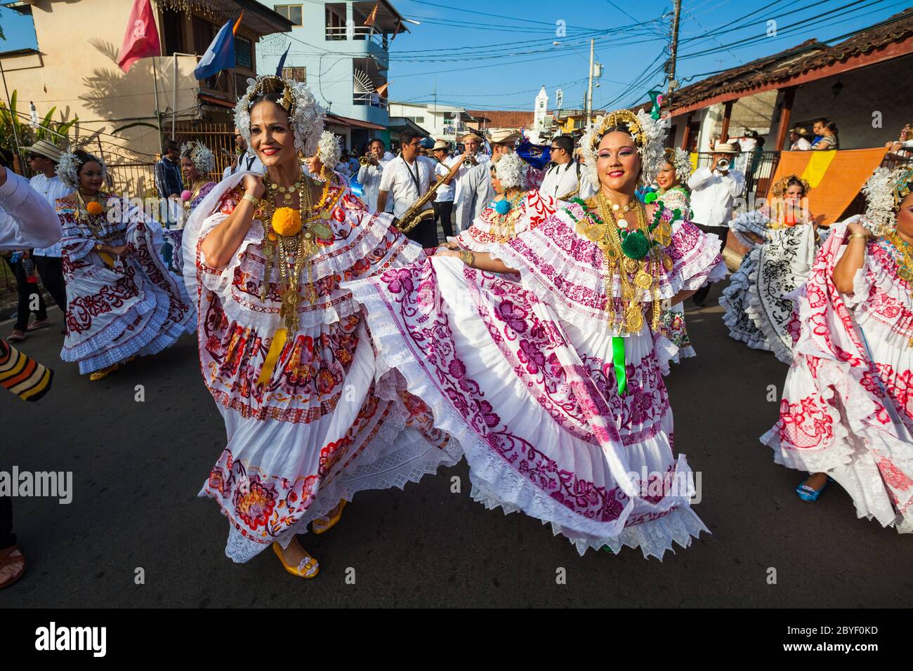 Mujeres vestidas en polleras en el evento anual 'el archivo de las mil  polleras' en las tablas, provincia de los Santos, República de Panamá  Fotografía de stock - Alamy
