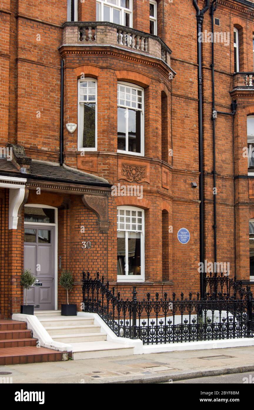 El compositor conocido como Peter Warlock, el verdadero nombre Philip Heseltine (1894 - 1930) vivió en esta casa victoriana en Chelsea, Londres. Murió en este bu Foto de stock