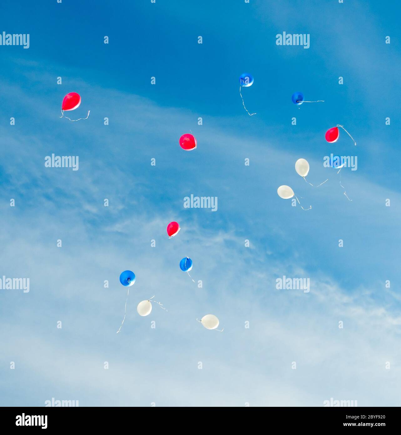 Balones de color de juguete en el cielo Foto de stock