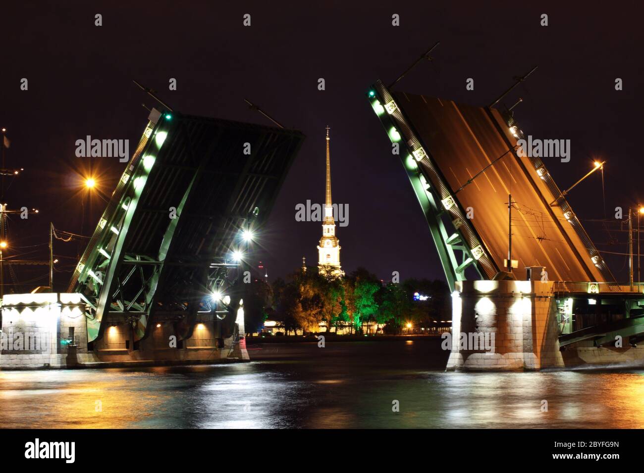 San petersburgo de noche fotografías e imágenes de alta resolución Alamy