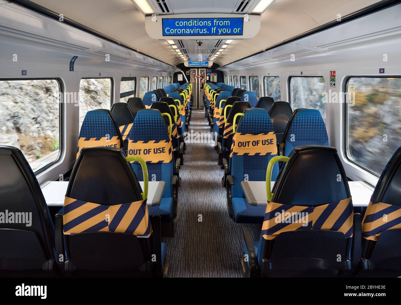 Restricciones de asientos de coronavirus en un tren Leeds-Settle-Carlisle sin pasajeros, viajando cerca de Settle, North Yorkshire, Reino Unido Foto de stock