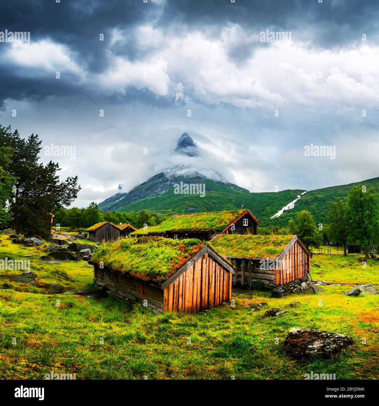 Casas de madera antiguas típicas noruegas con techos de hierba en Innerdalen - el valle de montaña más hermoso de Noruega, cerca del lago Innerdalsvatna. Noruega, Europa. Fotografía de paisajes Foto de stock