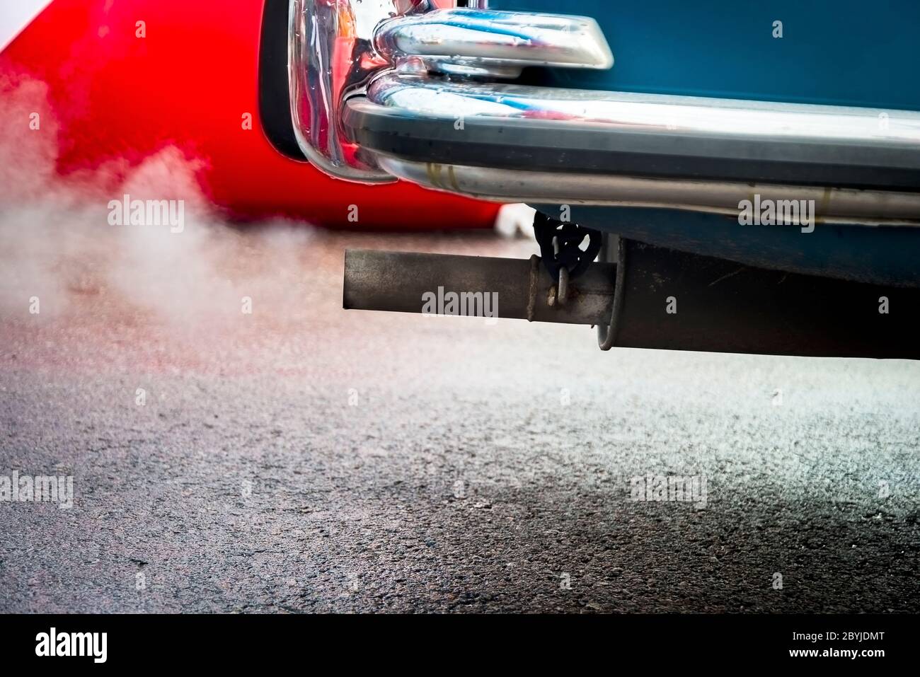 gases de combustión que salen del tubo de escape del automóvil, gases de  escape de un automóvil con motor diésel o de gasolina Fotografía de stock -  Alamy