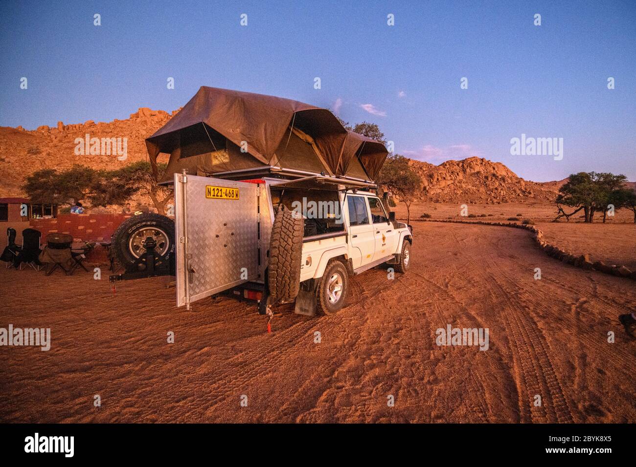 Una tienda de campaña en un jeep para acampar en el aire libre,  Helmeringhausen, Namibia Fotografía de stock - Alamy