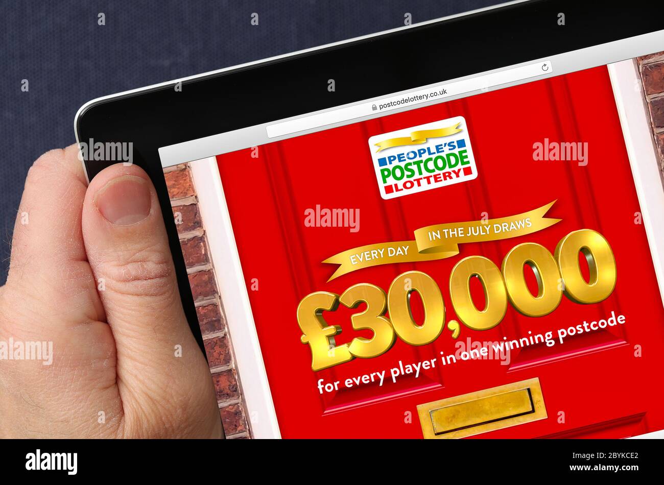 Sitio web de la lotería de código postal de la gente, visto en un iPad. (sólo para uso editorial) Foto de stock