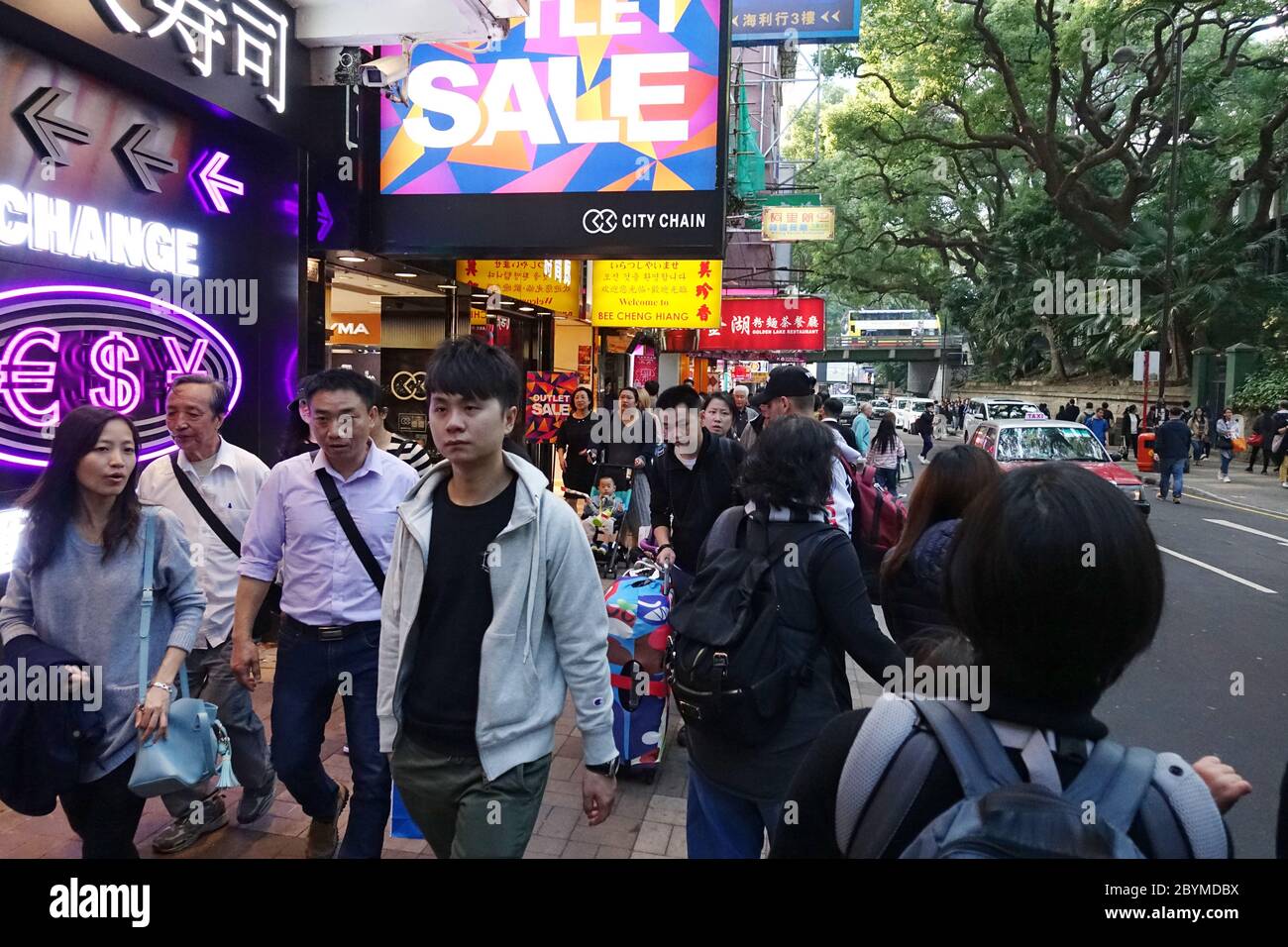 06.12.2017, Hong Kong, Hong Kong, China - personas en el centro de la ciudad. 00S171206D033CAROEX.JPG [VERSIÓN MODELO: NO, VERSIÓN PROPIEDAD: NO (c) caro images Foto de stock