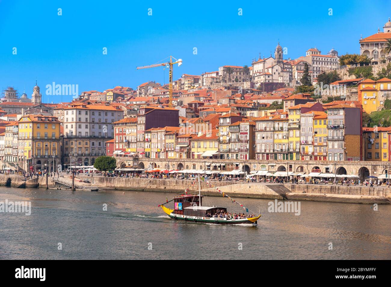 Barco Rabelo navegando por el río Duero, Oporto, Portugal Foto de stock