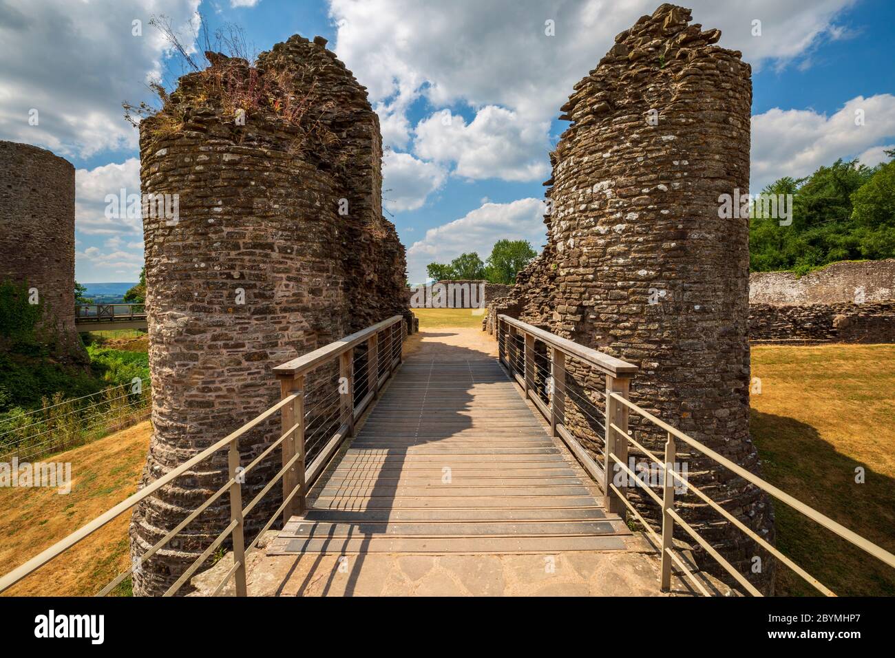 Las ruinas de la pequeña casa de enlace gemela se dirigió al barrio exterior del Castillo Blanco, Monmouthshire, Gales Foto de stock