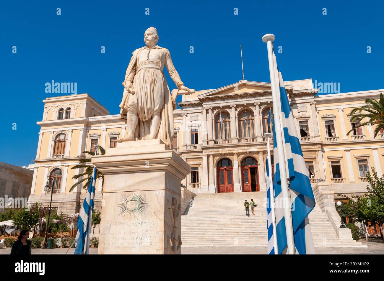 Estatua de Andreas Miaoulis delante del Ayuntamiento en la Plaza Miaoulis, Ermoupoli, Syros, Grecia Foto de stock