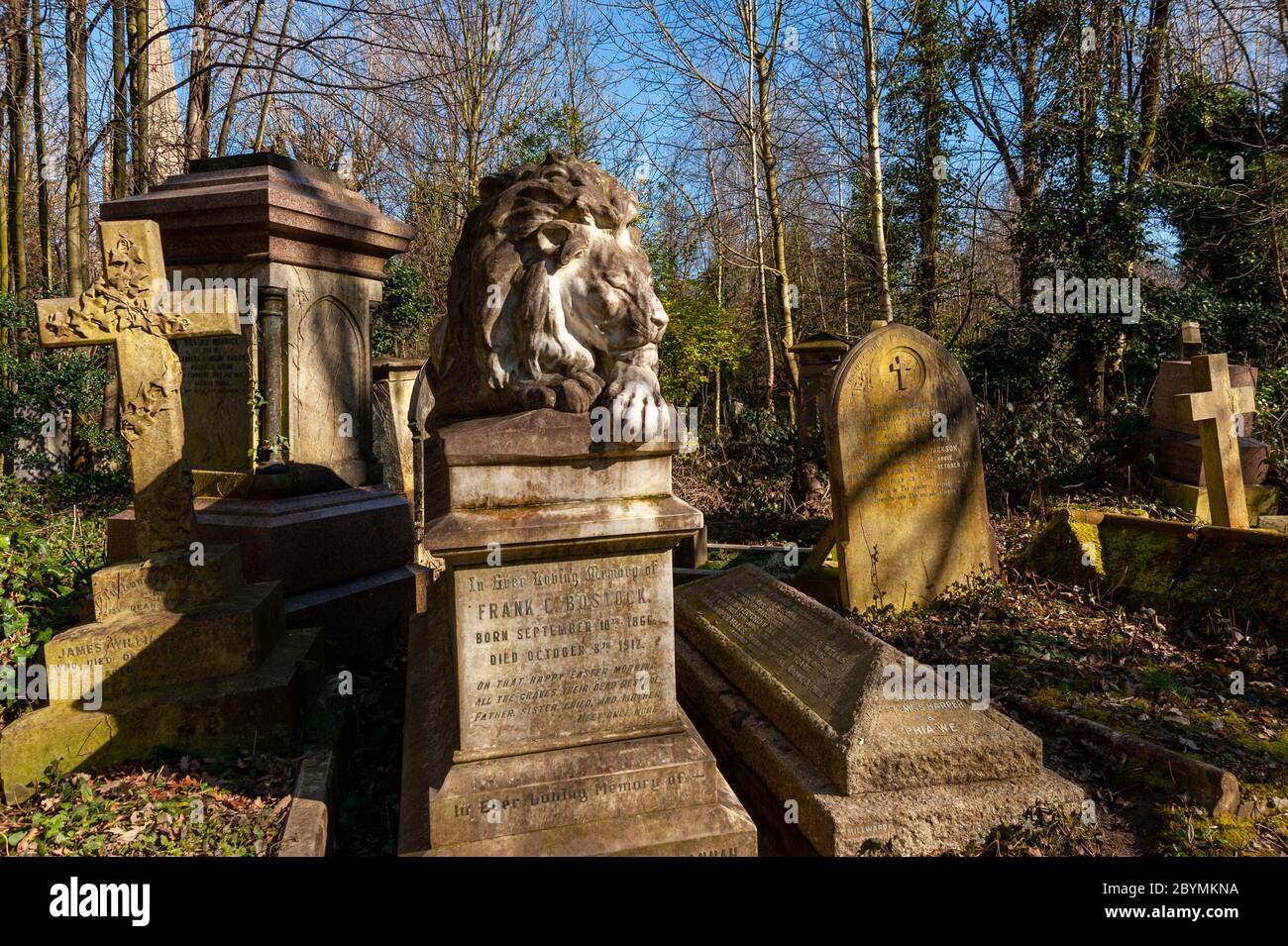El león de la bolsa en el cementerio de Abney Park, Londres, Reino Unido Foto de stock