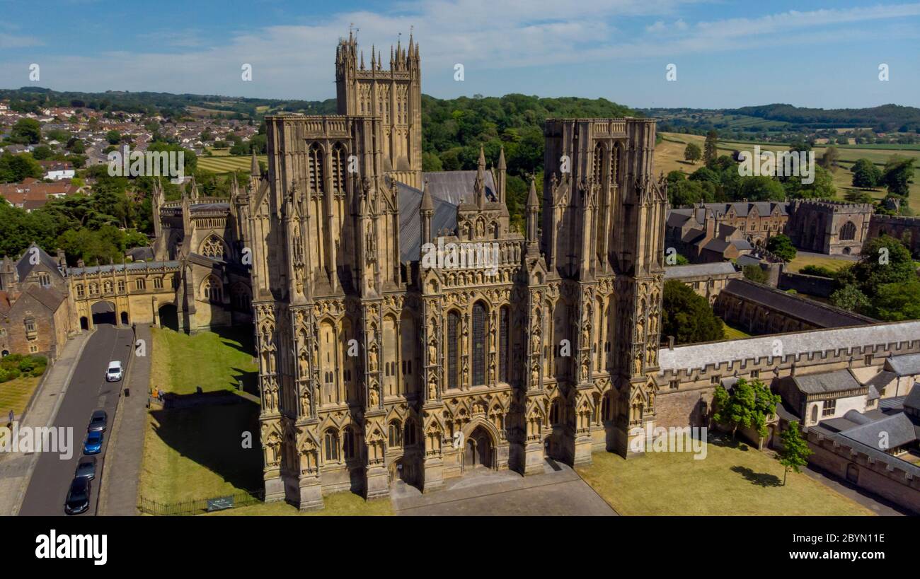 Wells, Somerset Reino Unido - Junio 2020: Vista aérea de la Catedral de Wells y los campos circundantes en Somerset. Foto de stock