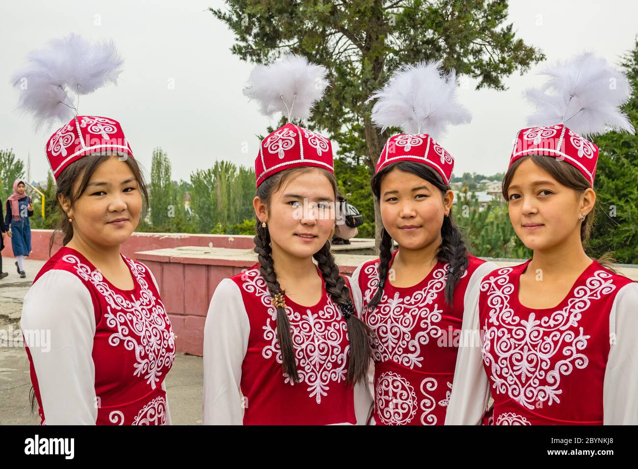 Mujeres jóvenes con ropa tradicional durante un festival en Osh Kirguistán Foto de stock