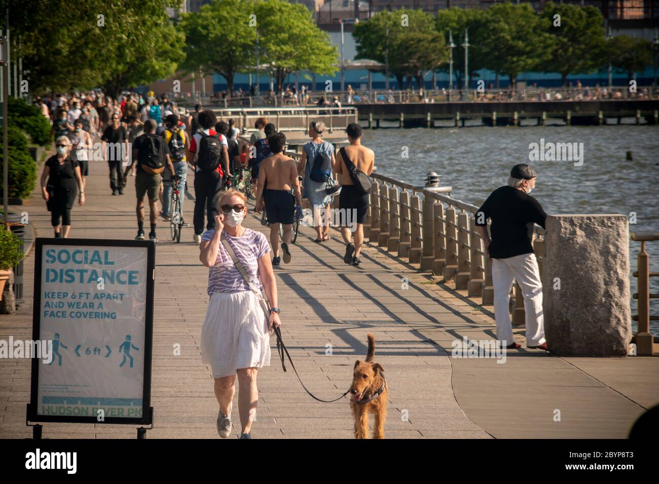 Visitantes al Parque Hudson River en Nueva York el sábado, 30 de mayo de 2020. (© Richard B. Levine) Foto de stock