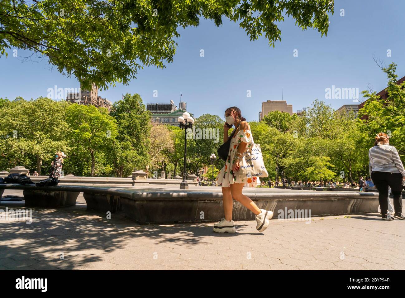 Mujer enmascarada Washington Square Park en Greenwich Village en Nueva York el sábado, 30 de mayo de 2020. (© Richard B. Levine) Foto de stock