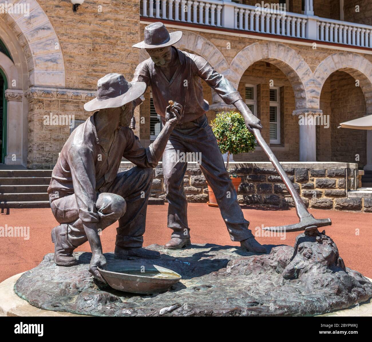 Escultura de buscadores de oro en las afueras de la Casa de la Moneda de Perth, Perth, Australia Occidental, Australia. Foto de stock