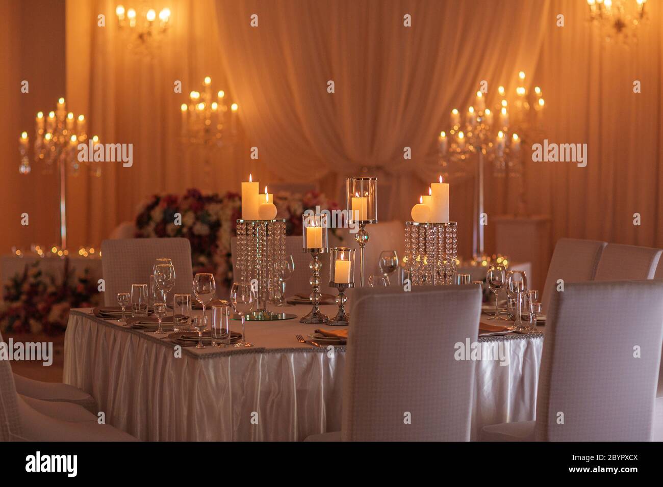 Decoración de la sala de bodas con candelabros de cristal y velas  Fotografía de stock - Alamy