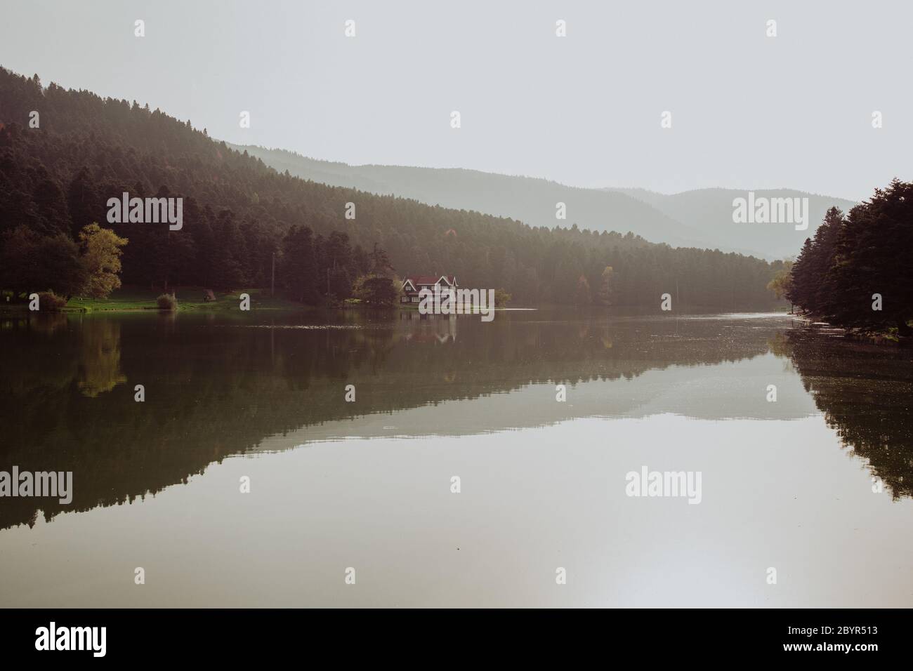 Hermoso paisaje en otoño con montañas y árboles que se reflejan en un lago tranquilo como un espejo, reflejo en el lago Abant TURQUÍA Foto de stock