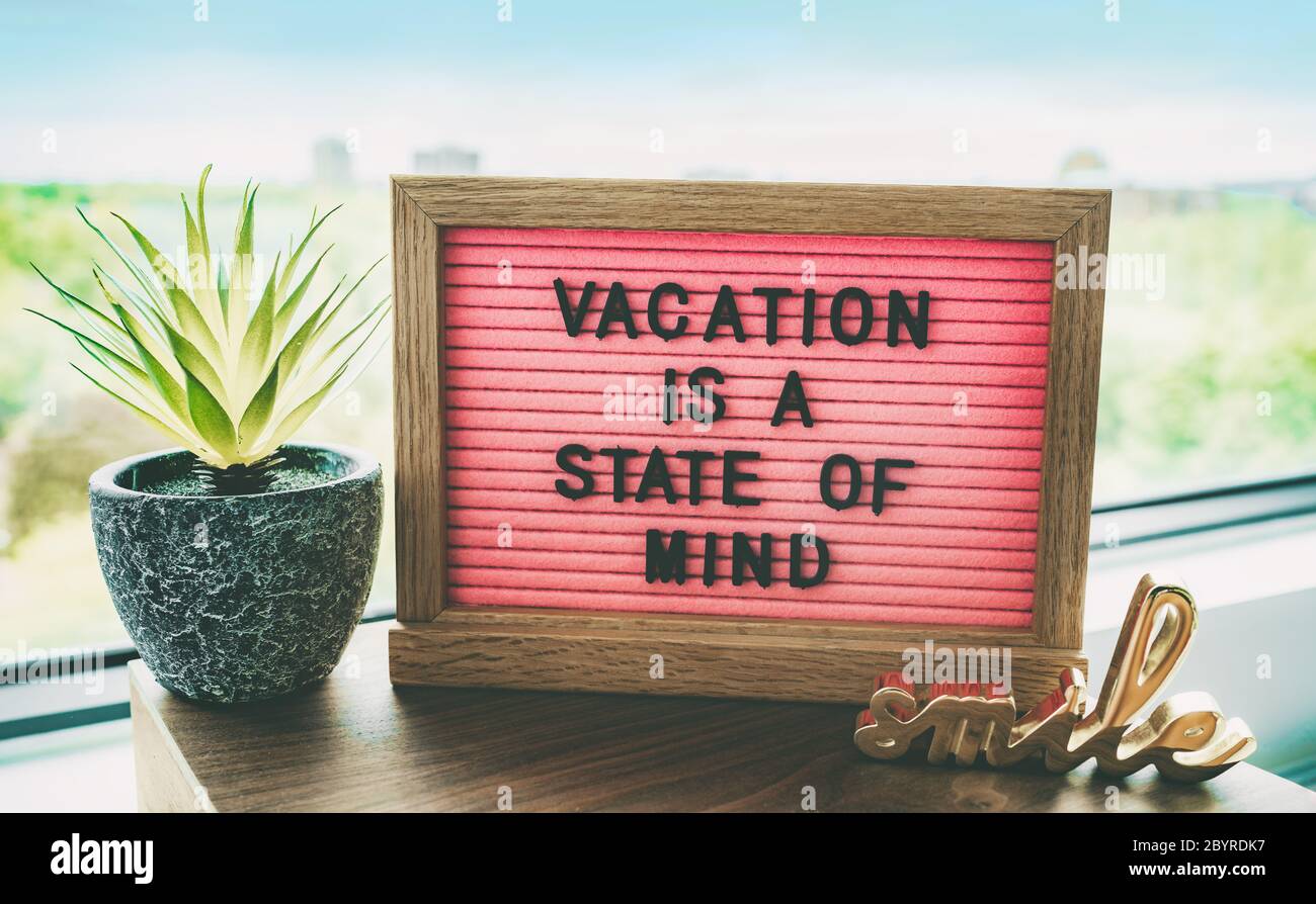 Vacaciones es un estado de ánimo positivo cita inspiradora texto en tablón de mensajes para vacaciones de verano planes de viaje cancelados debido Al coronavirus COVID-19 Foto de stock