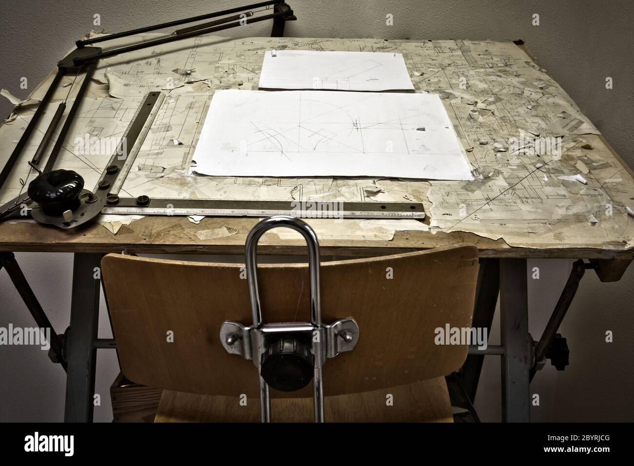 mesa de dibujo con planos, mesa de arquitecto, vintage, bocetos de cerca  Fotografía de stock - Alamy