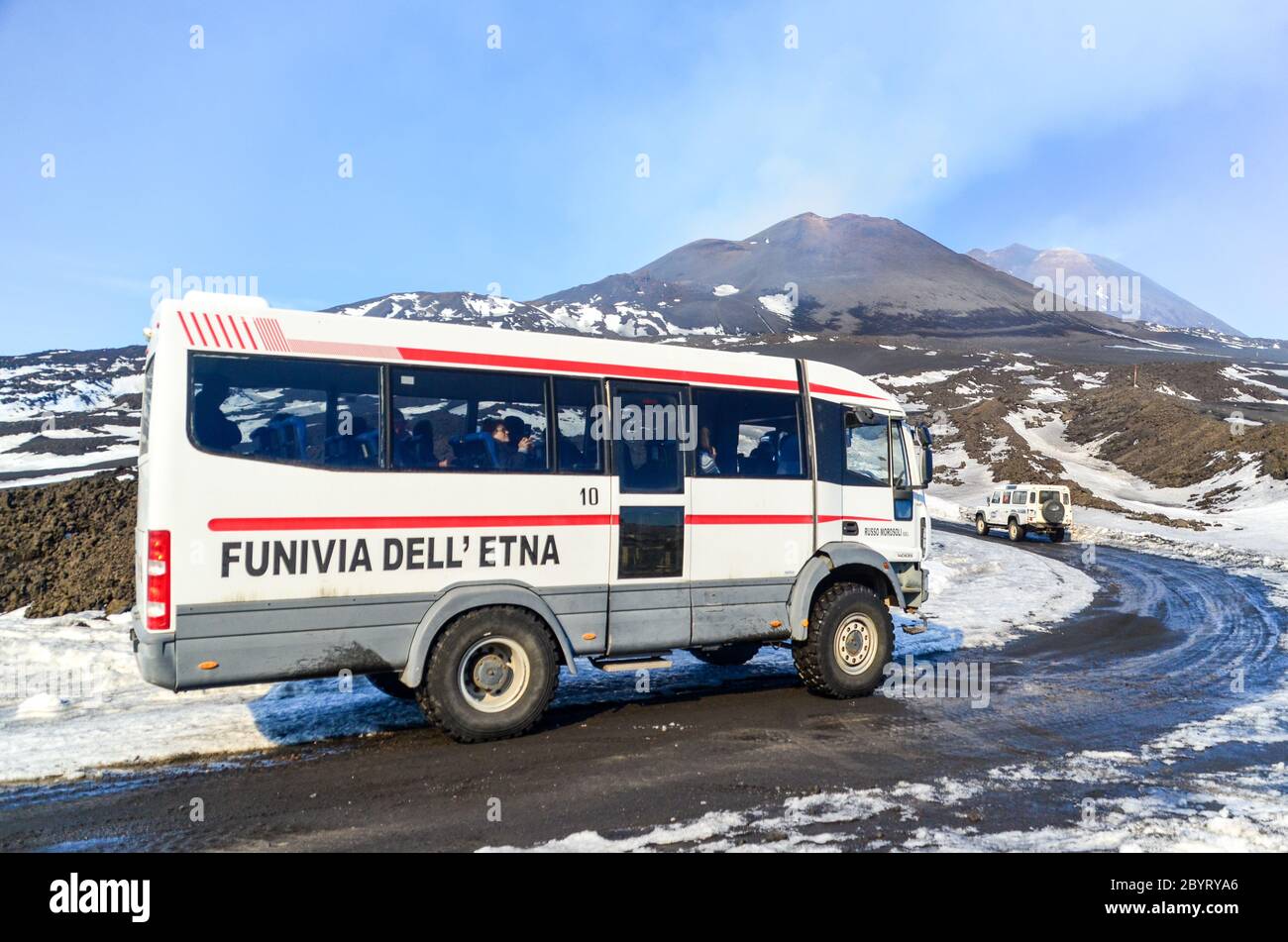 Vacaciones aventureras con el vehículo turístico 'Funivia ell'Etna' en las cenizas por encima de 2000m en la cima del Monte Etna, Sicilia, Italia Foto de stock
