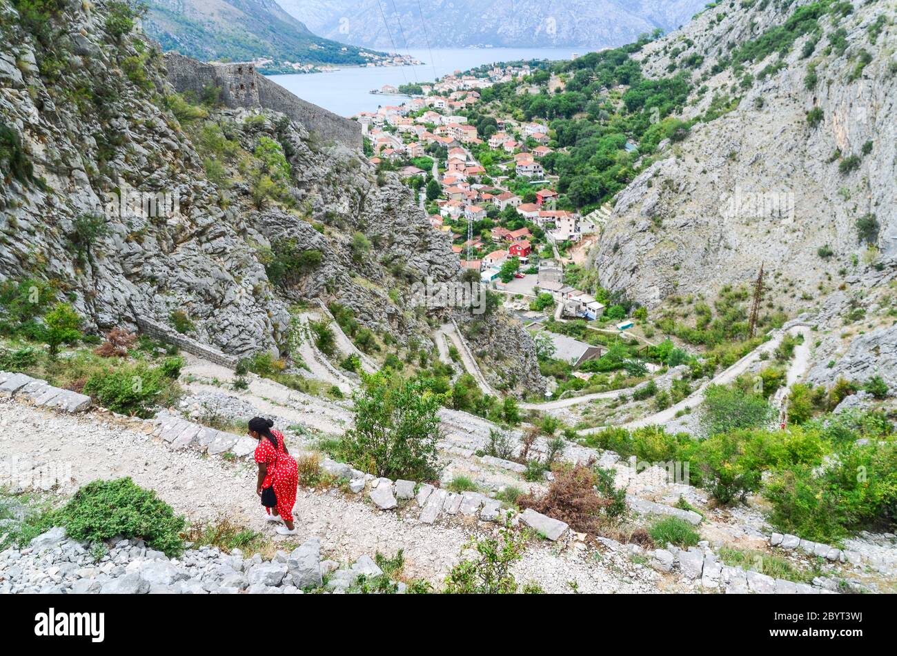 Mujer de senderismo en la cima de la fortaleza Kotor, Bahía de Kotor, Montenegro Foto de stock