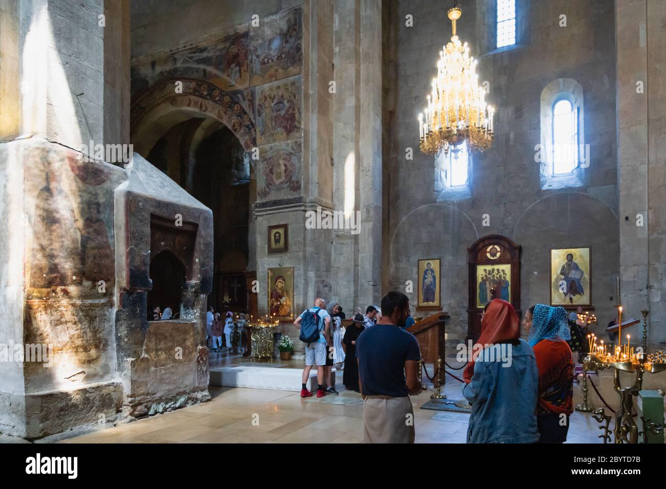 Mtskheta, Georgia - Agosto 2019: la Catedral de Svetitskhoveli de Mtskheta, Georgia y visitantes. Es una catedral ortodoxa oriental Foto de stock