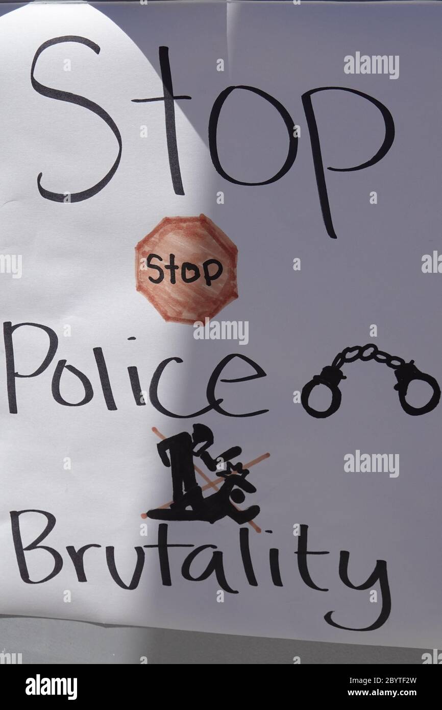 Un signo escrito a mano que dice detener la brutalidad policial. Foto de stock