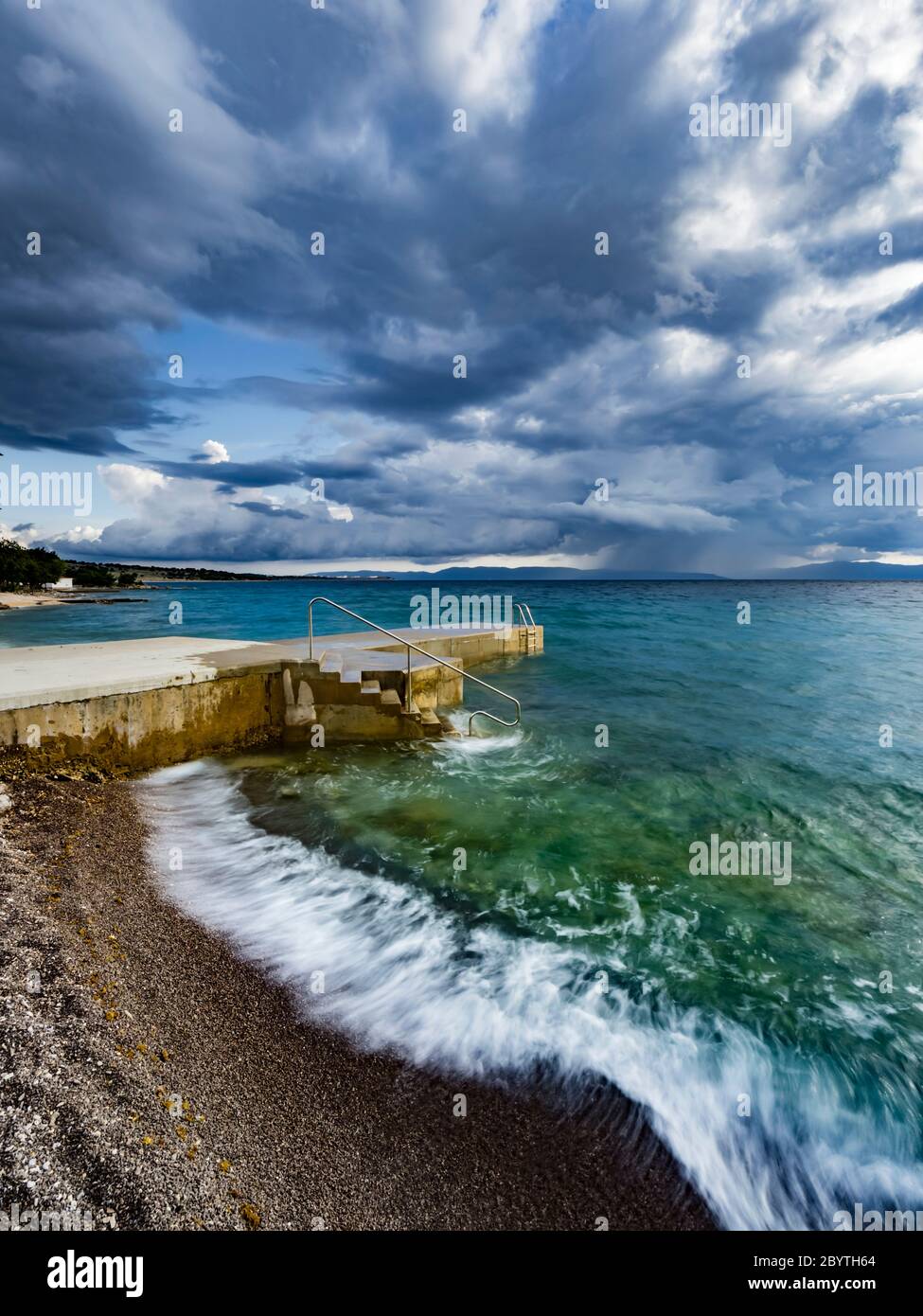 Playa vacía después de tormenta exposición prolongada intencionalmente olas borrosas Ostro-Kraljevica Croacia Europa Foto de stock