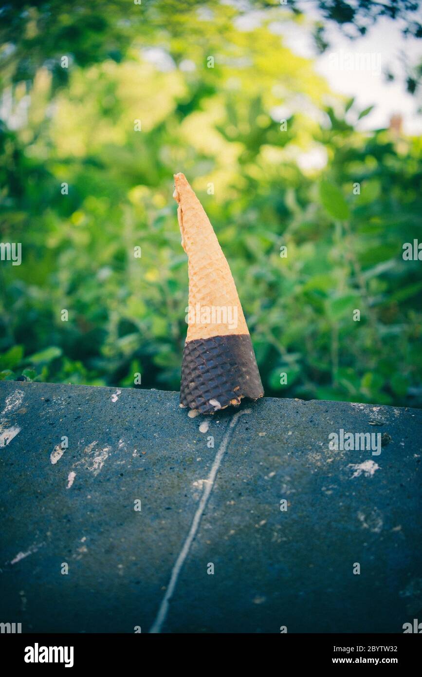 abandonados pérdida de helado desechado cono de residuos Foto de stock