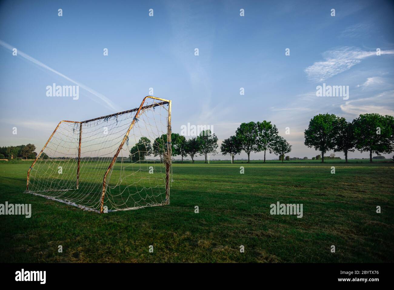 fútbol objetivo en el campo rural amanecer en el pueblo local campo verde Foto de stock
