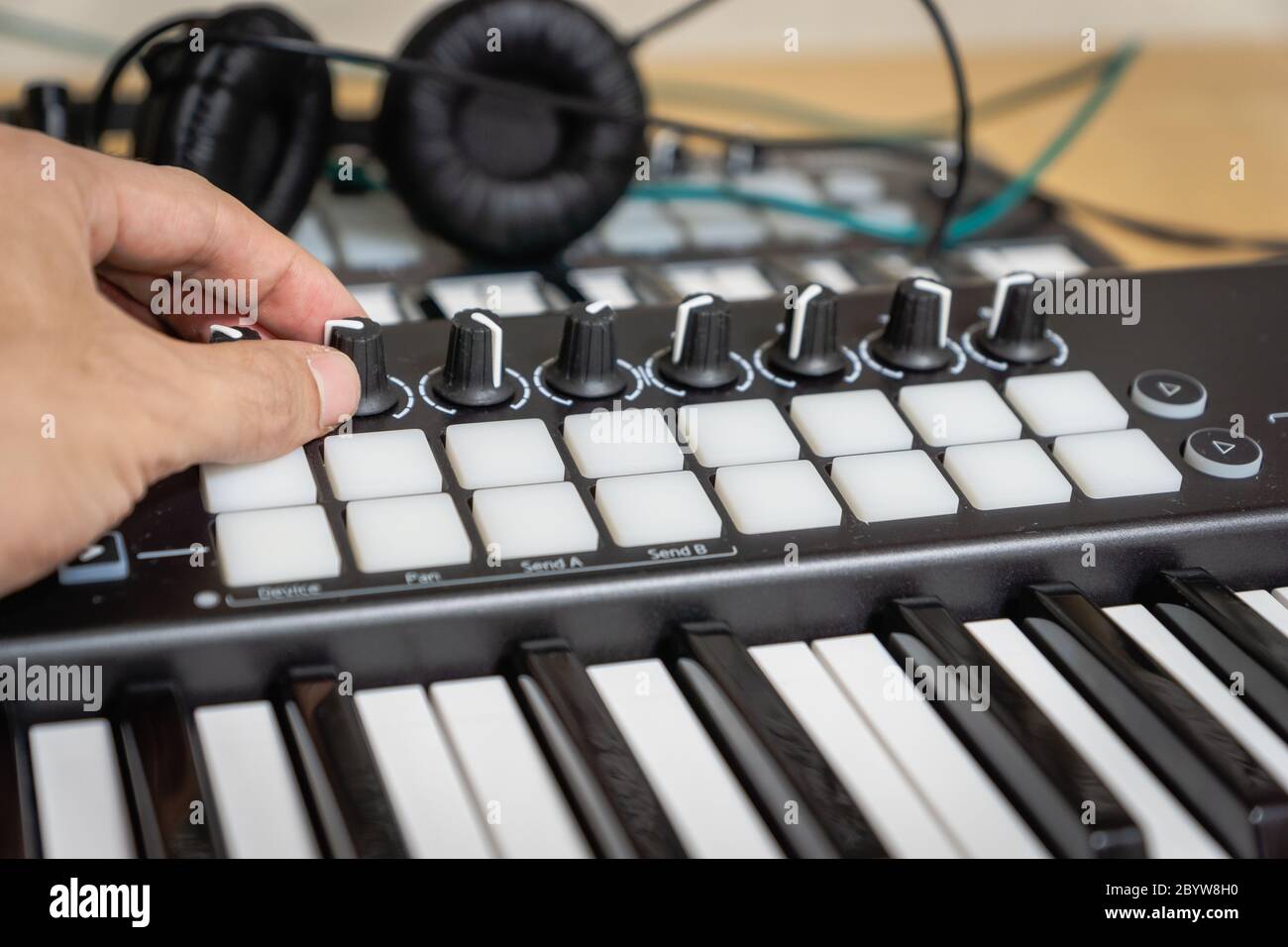 Músico tocando teclado MIDI / sintetizador de controlador MIDI en el  estudio - teclas de piano selectivas y enfocadas primer plano para la  producción de música electrónica Fotografía de stock - Alamy