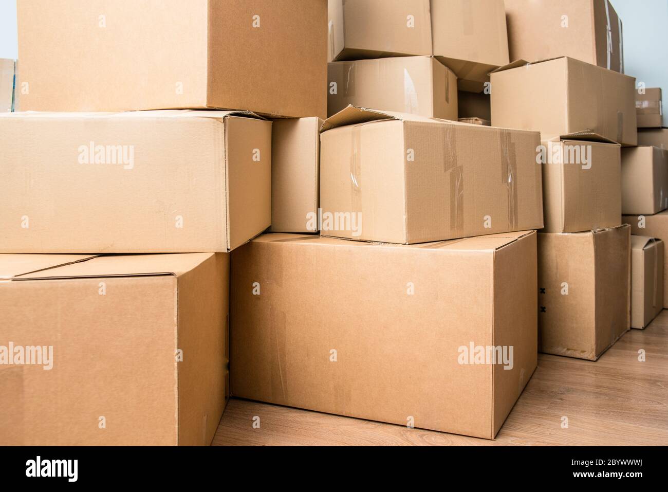 Detalle de muchas cajas de cartón llenas de artículos de la casa durante un  traslado Fotografía de stock - Alamy