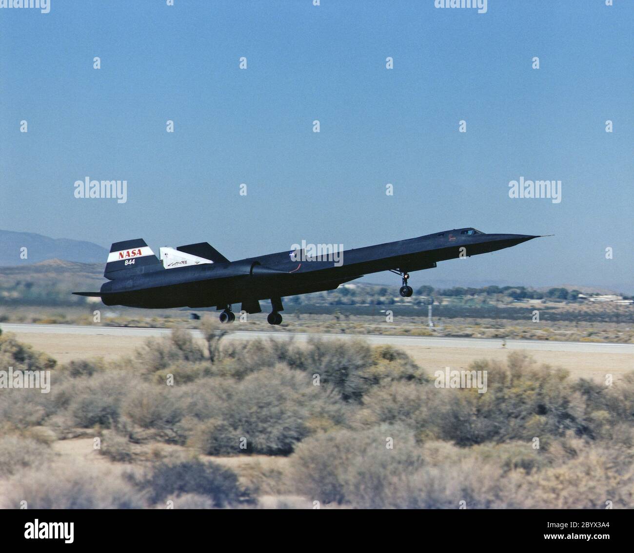 Un SR-71 de la NASA se deshace el 31 de octubre, haciendo su primer vuelo como parte del experimento NASA/Rocketdyne/Lockheed Martin Linear Aerospike SR-71 (LASRE) en el Centro de Investigación de Vuelo Dryden de la NASA, Edwards, California. El SR-71 despegó a las 8:31 a.m. PST. El avión voló durante una hora y cincuenta minutos, alcanzando una velocidad máxima de Mach 1.2 antes de aterrizar en Edwards a las 10:21 a.m. PST, validando con éxito la configuración de experimento SR-71/linear de aeropicio. El objetivo del primer vuelo fue evaluar las características aerodinámicas y el manejo del experimento SR-71/lineal de aeropicio Foto de stock