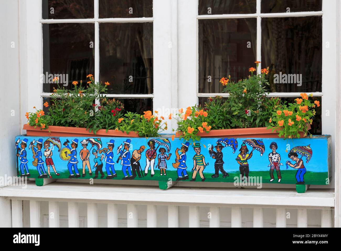 Caja de flores y ventana, Barrio Francés, Nueva Orleans, Louisiana, EE.UU. Foto de stock