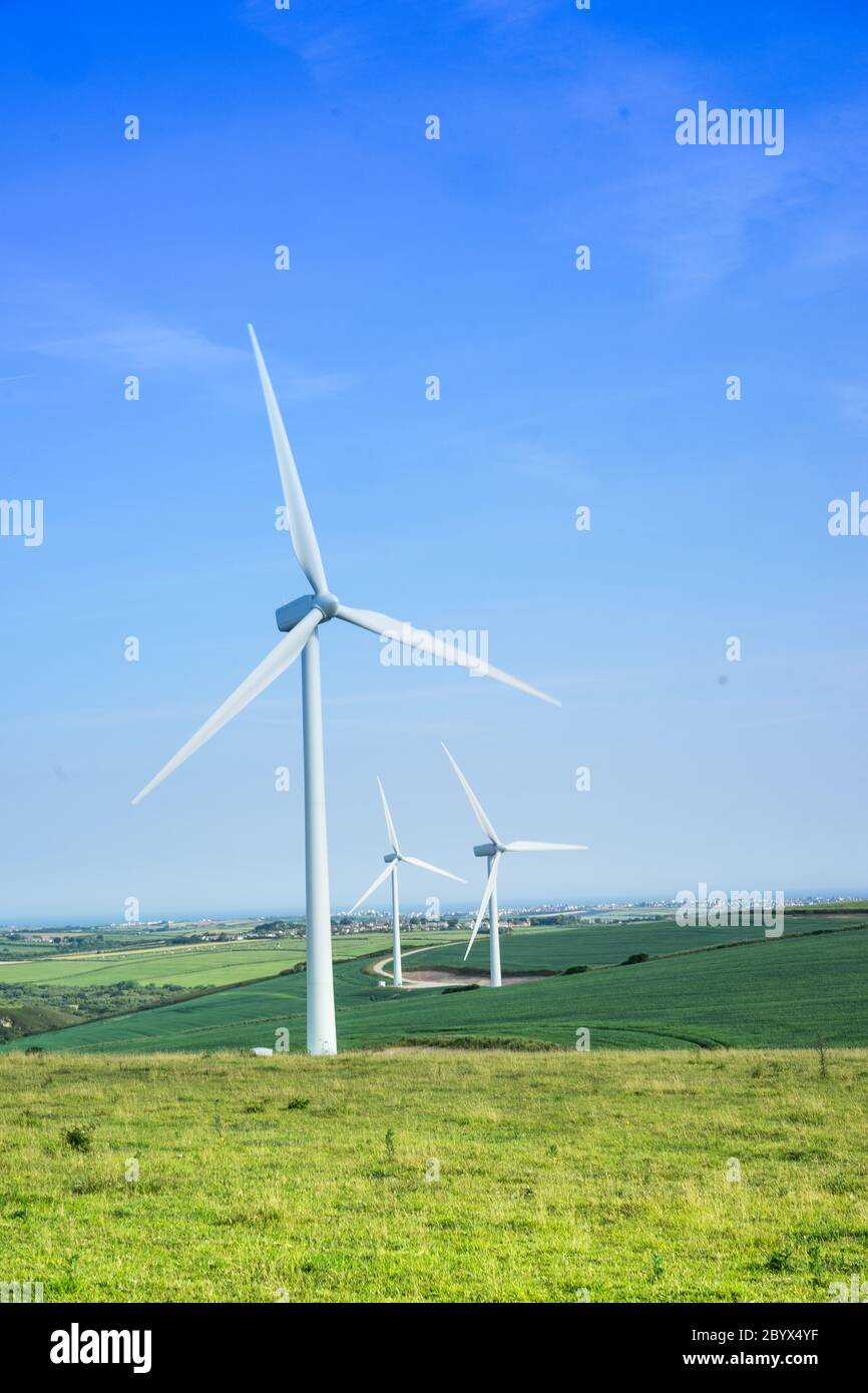 Paisaje rural escénico con molinos de viento, en verano Foto de stock
