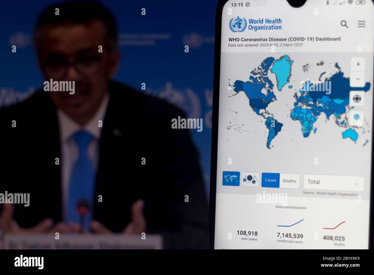 En esta ilustración de la foto, el Director General de la Organización Mundial de la Salud (OMS), Tedros Adhanom Ghebreyesus, se ve en una pantalla de pc con un mapa de casos de coronavirus DE LA OMS que se muestra en un smartphone. Foto de stock