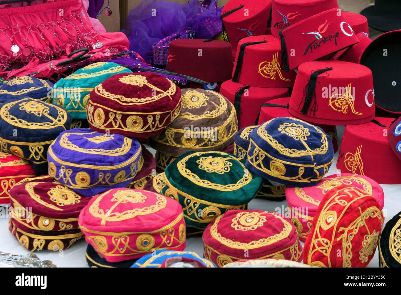 Stand con gorras turcas Fotografía de stock - Alamy