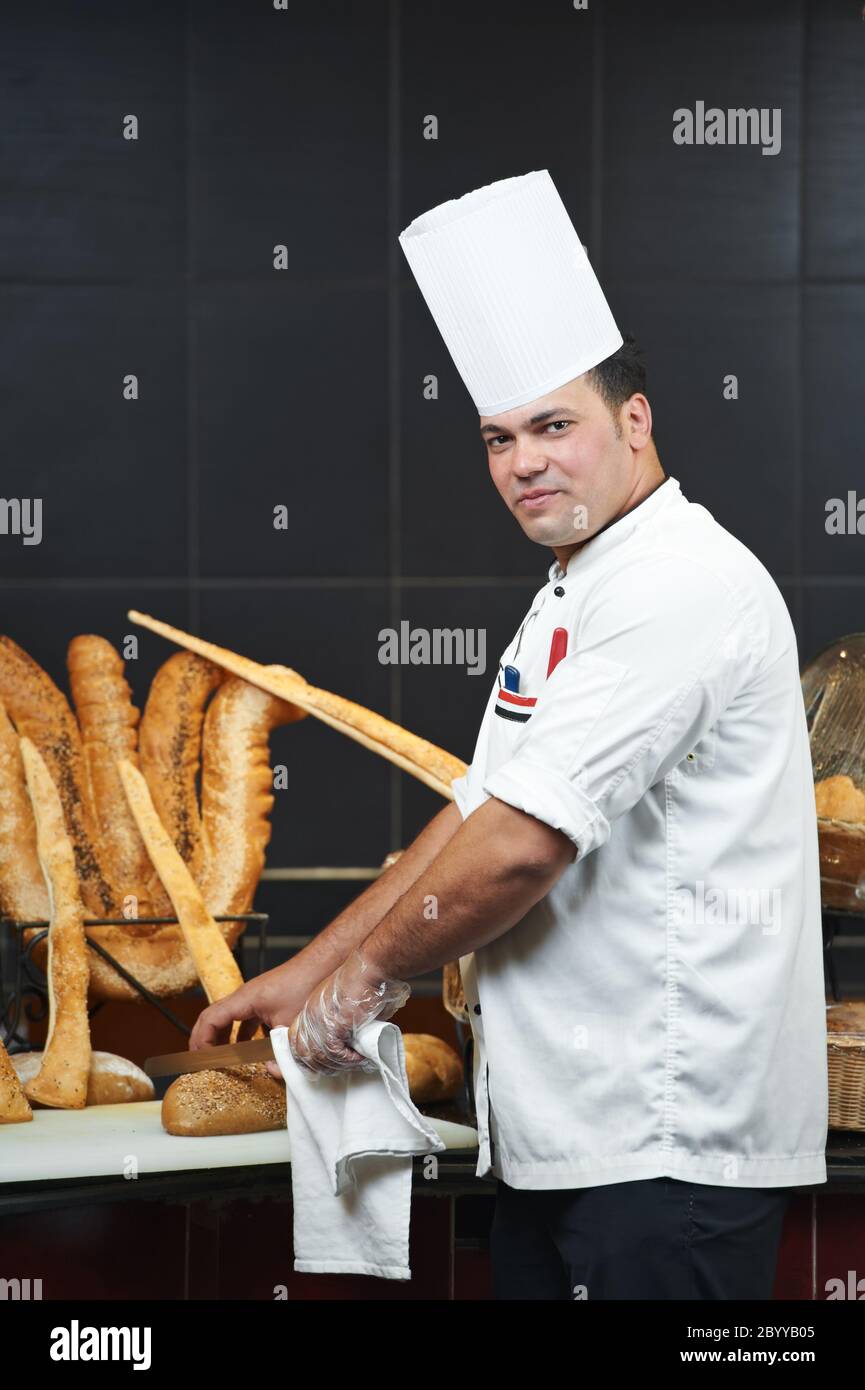 Chef árabe cortando pan Foto de stock