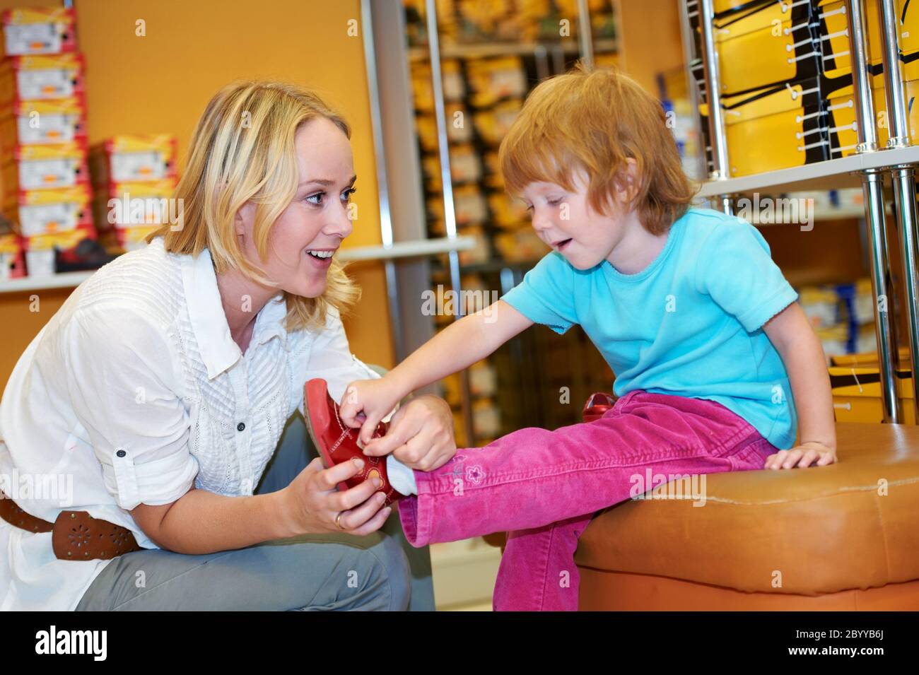 mujer y niño haciendo compras Foto de stock