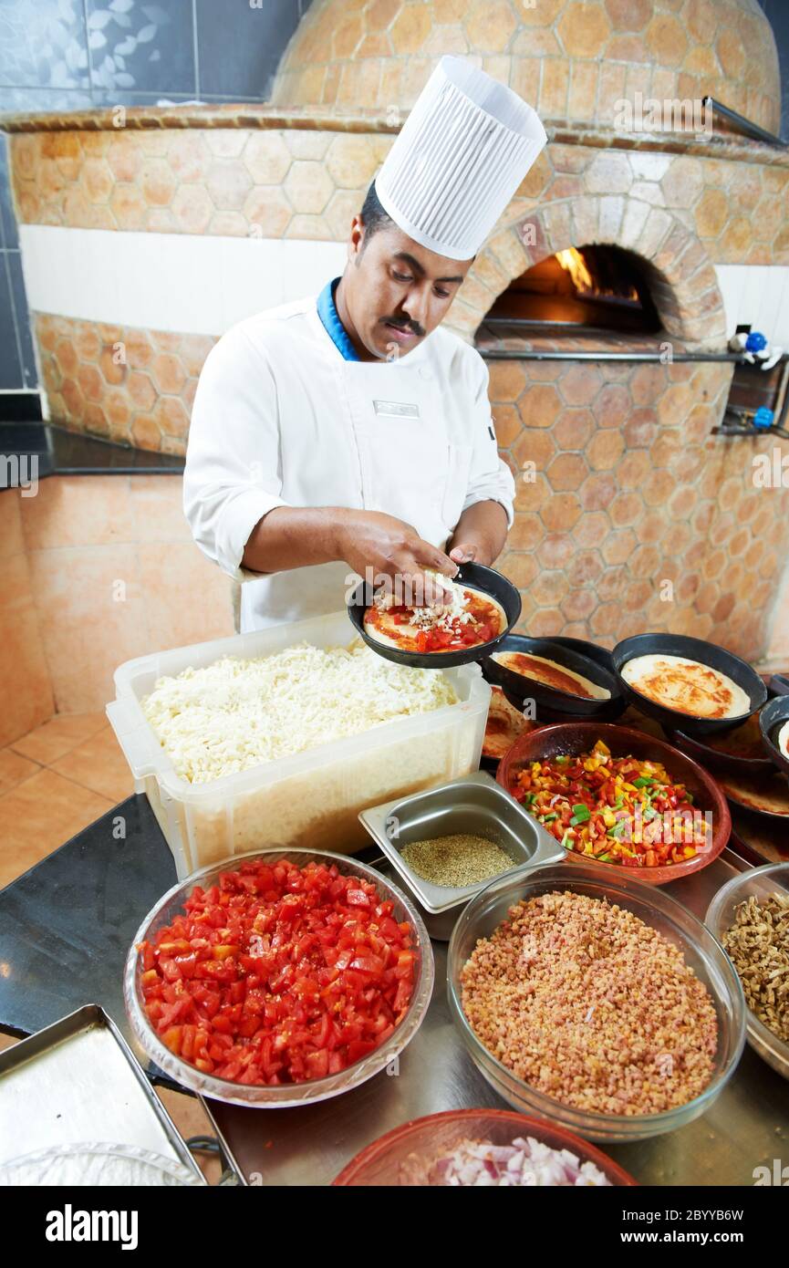 Chef panadero árabe haciendo pizza Foto de stock