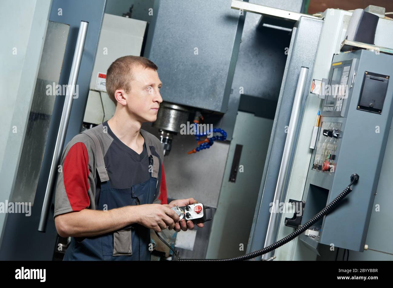 trabajador en taller de mecanizado Foto de stock
