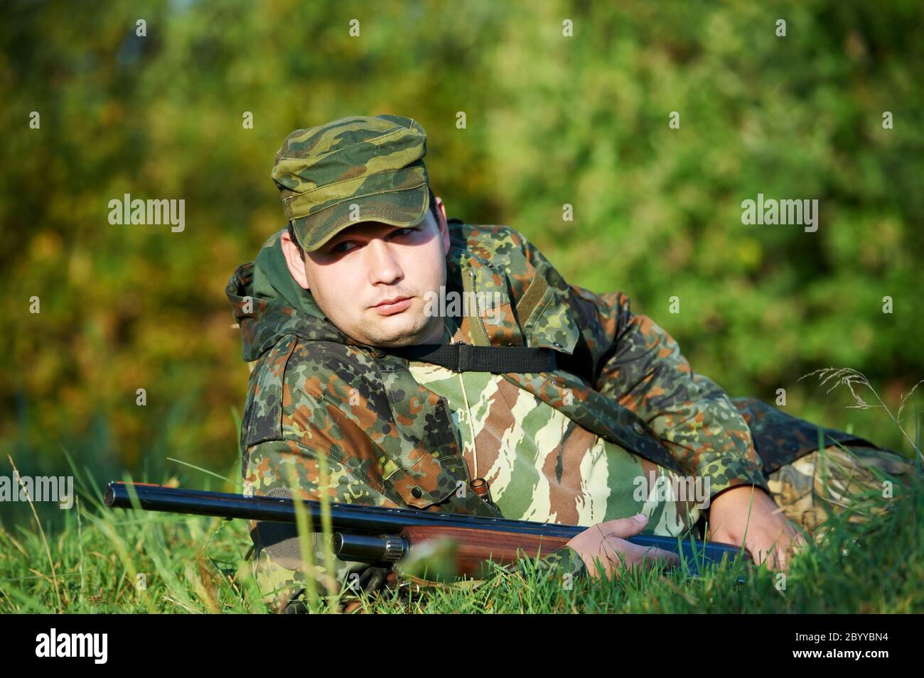 cazador con pistola Foto de stock