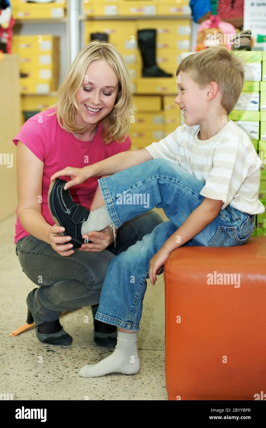 mujer y niño haciendo compras Foto de stock