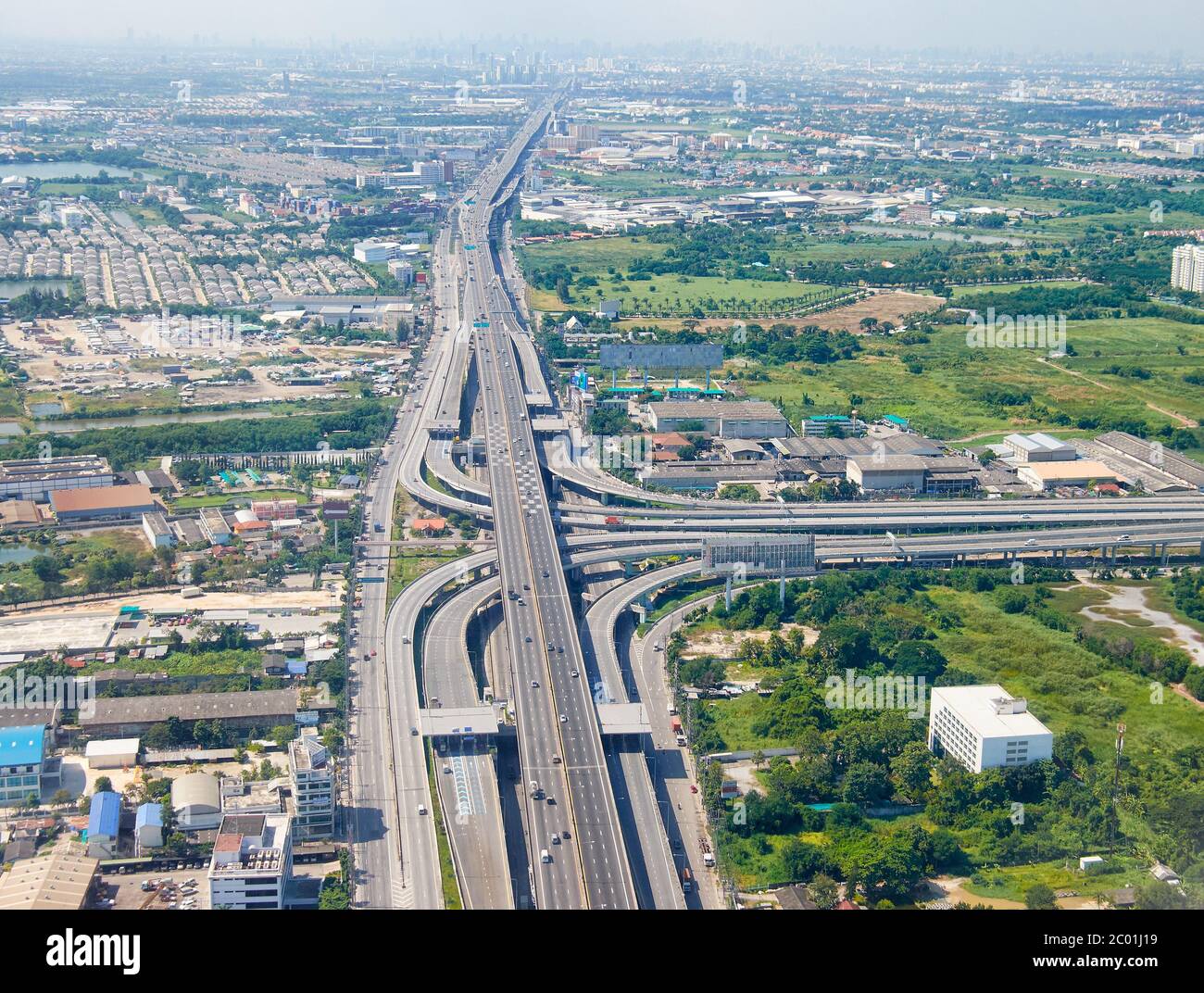 Vista de pájaro en la autopista en cercanías de Bangkok Foto de stock