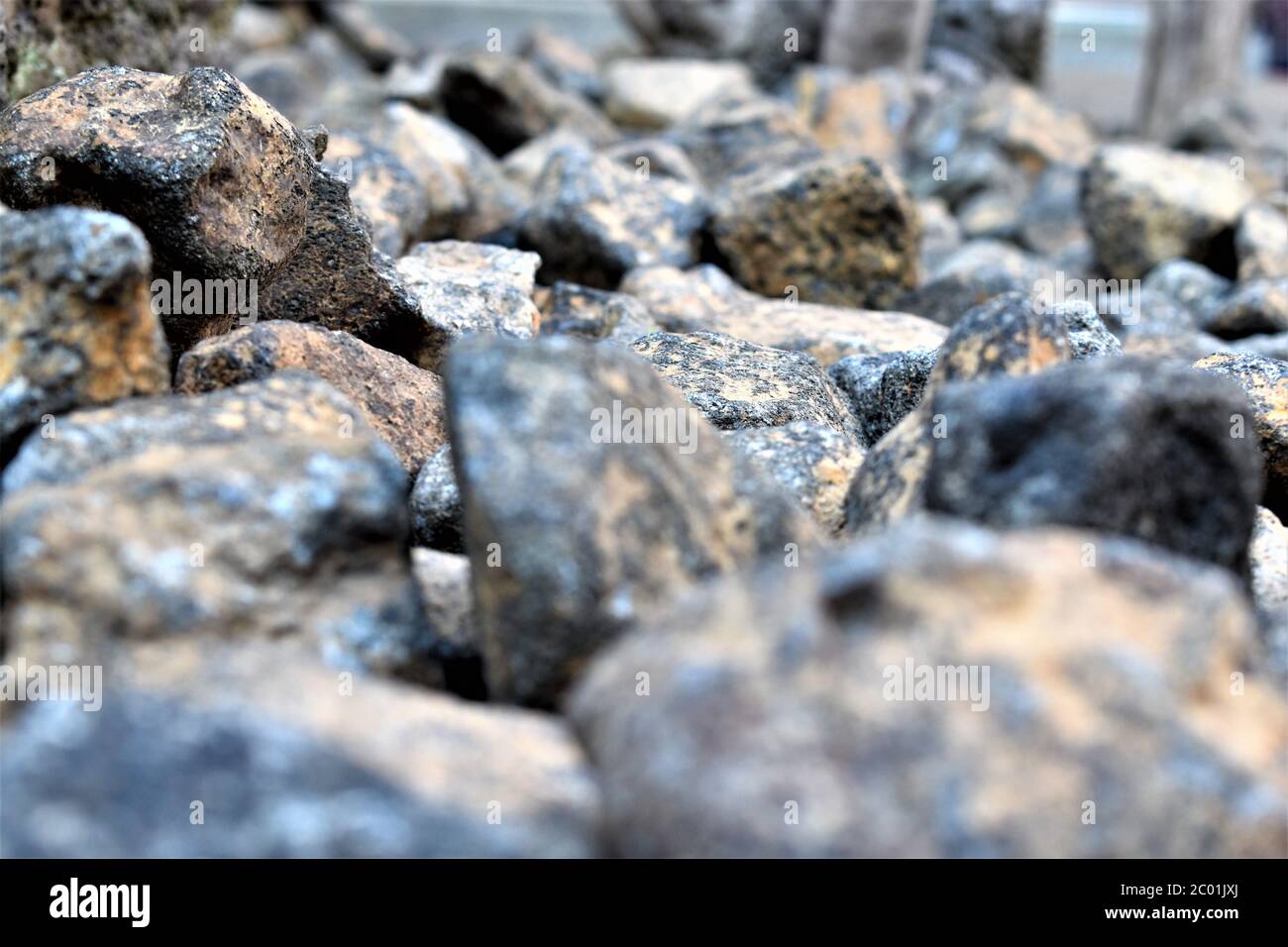 Primer plano de rocas grises azuladas pavimentando el hombro de una carretera Foto de stock