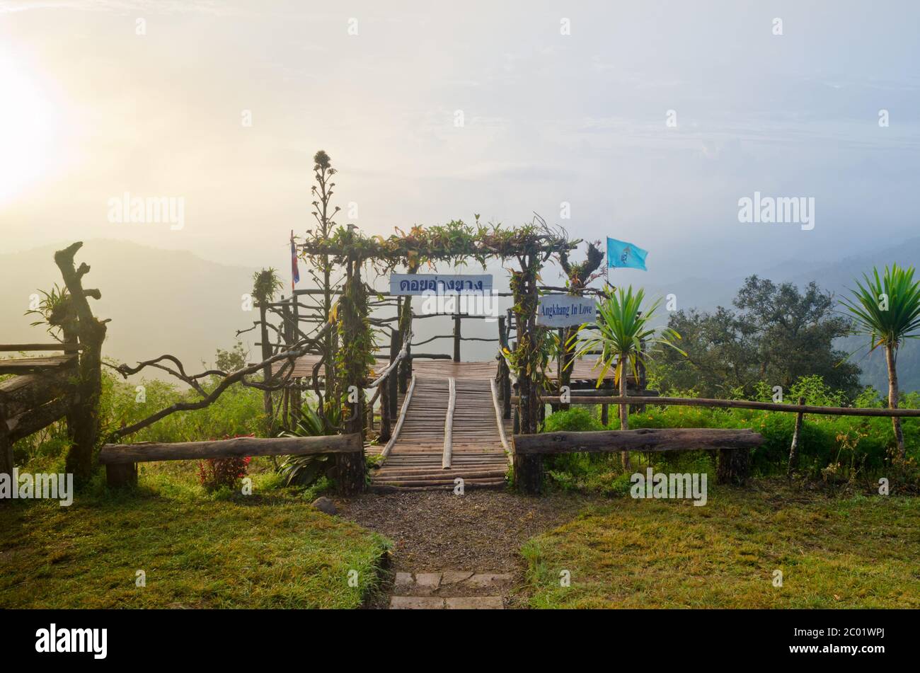 Podio para la vista natural en el mirador Doi Ang Khang mountai Foto de stock