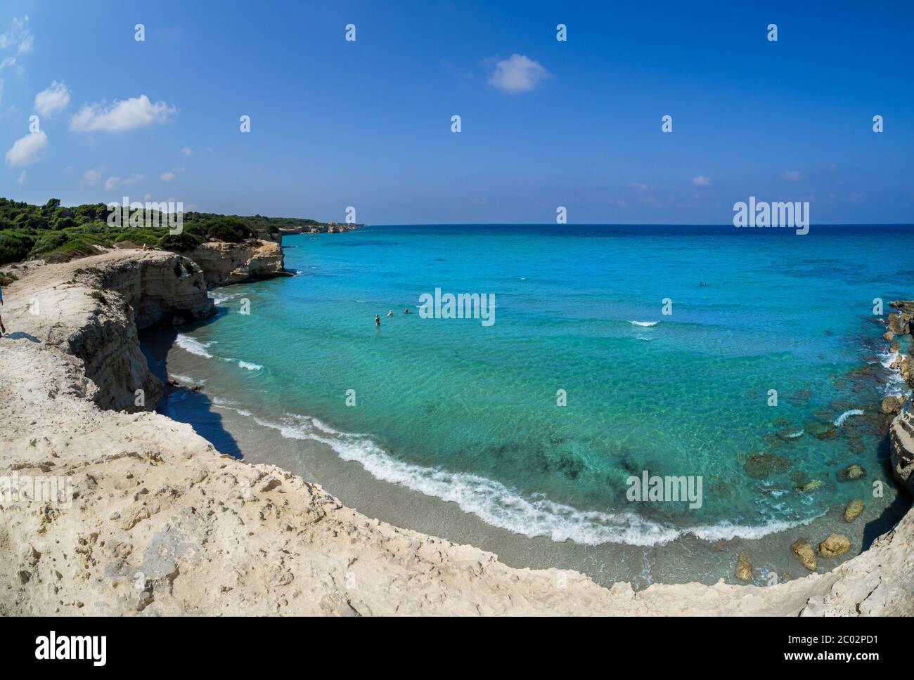 Mar y agua azul clara en la costa italiana en Tore de Sant Andreea en verano Foto de stock